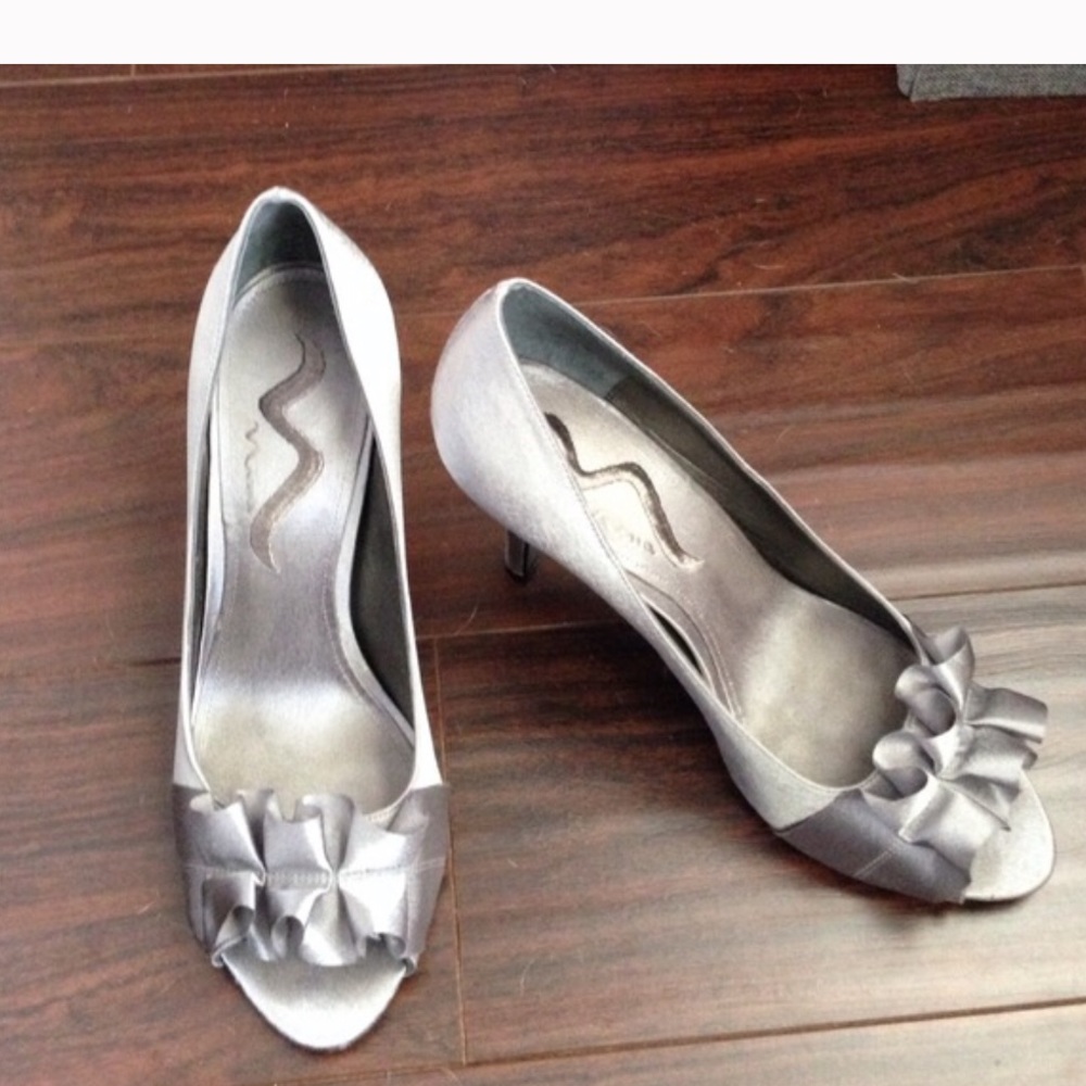 Nina size 9 Pewter 3.5 inch heels Reposh